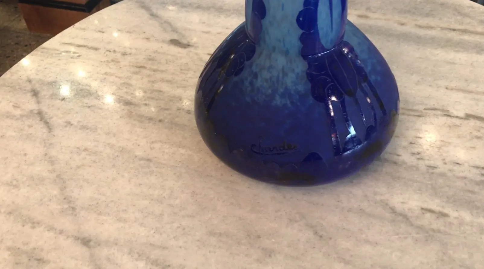 Vidrio antiguo firmado Charder de color azul con detalles