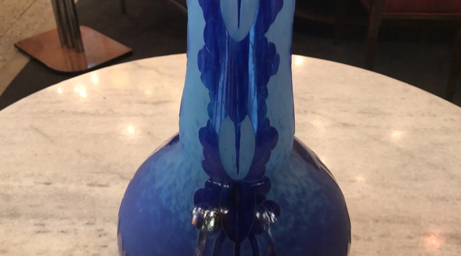 verre bleu avec design complexe de charder