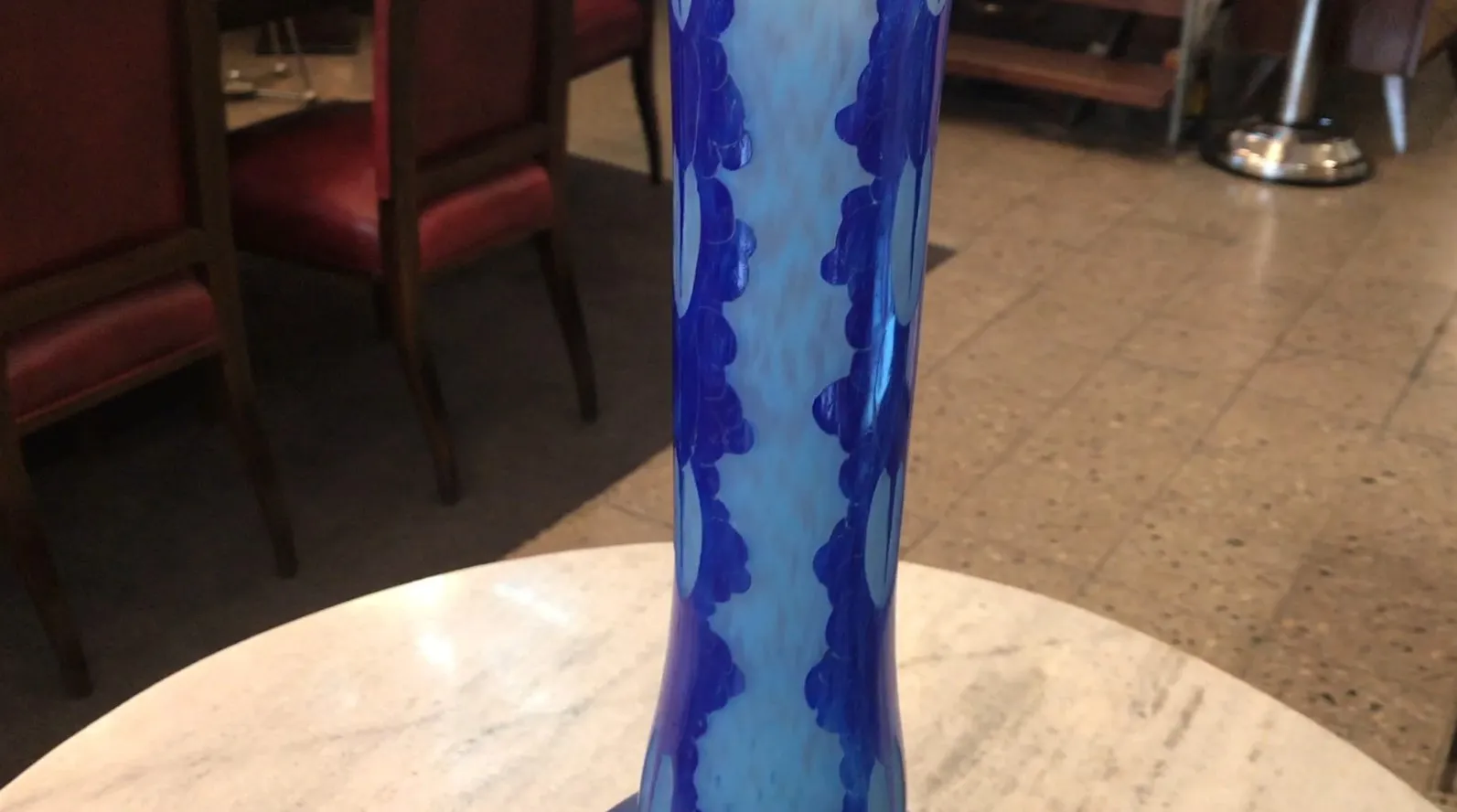 Verre ancien avec design bleu et blanc, signé par Charder.