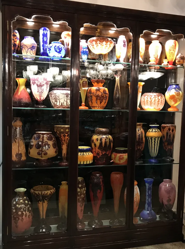 Verre signé Charder, antiquité avec design coloré et détails