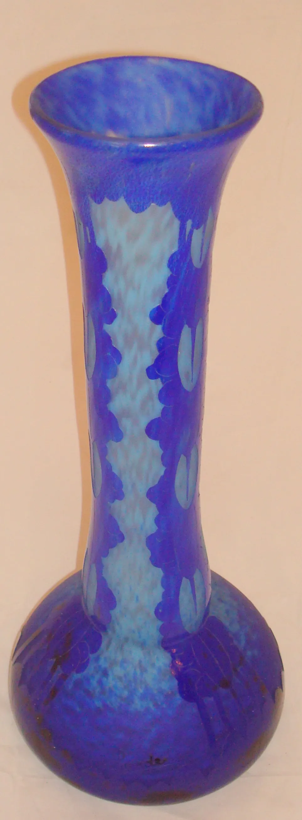 Vidrio antiguo con firma de Charder, color azul, elegante diseño, decoraciones distintivas.