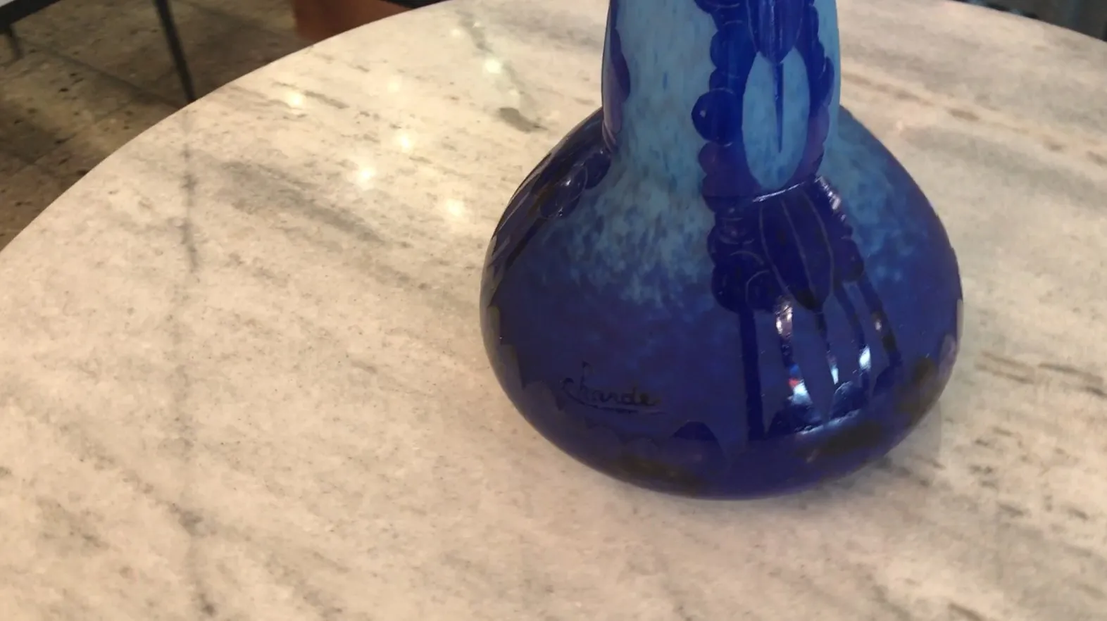 古老的蓝色装饰玻璃，签名Charder