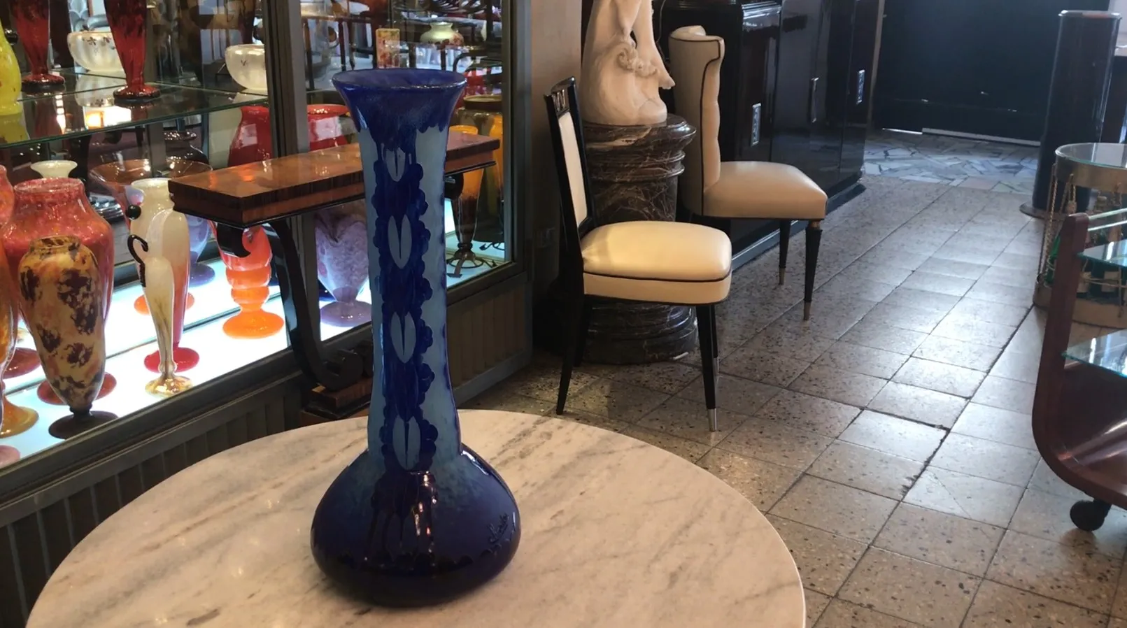 Vase ancien en verre signé par Charder de couleur bleue décorative.