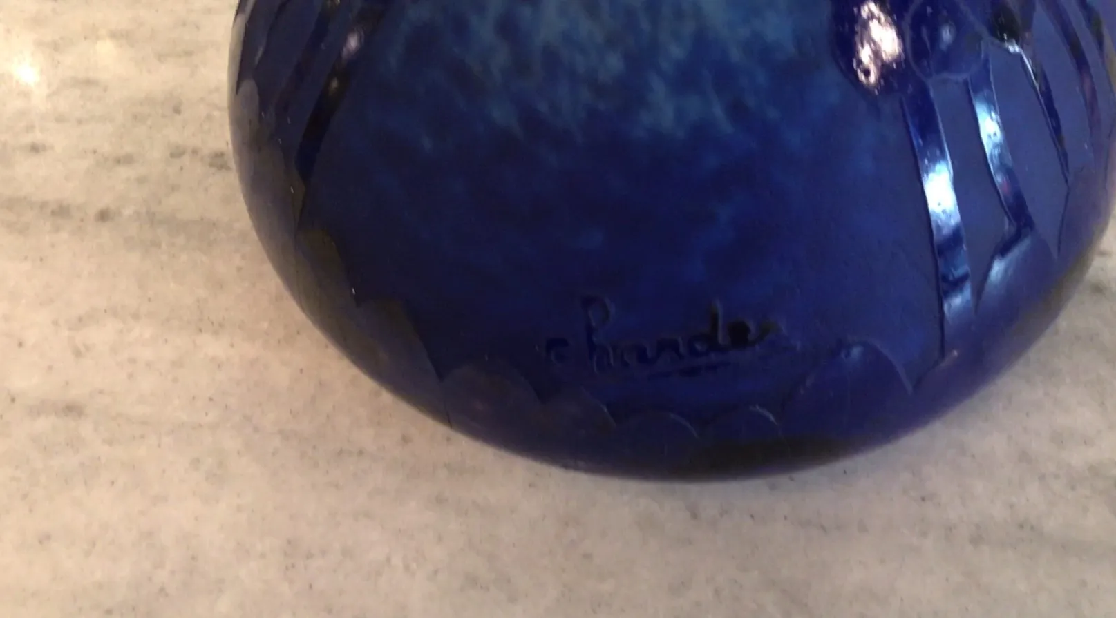Vetro blu antico firmato da Charder con iscrizione.