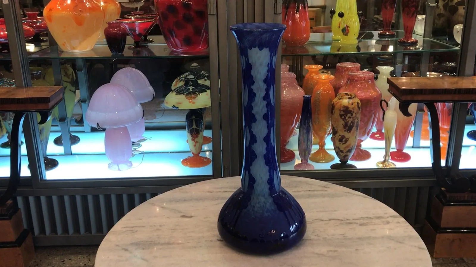 Antikes signiertes Glas Charder, blau mit weißen Details