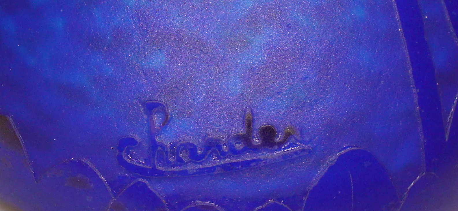 vetro blu firmato con firma Charder, ambiente antico