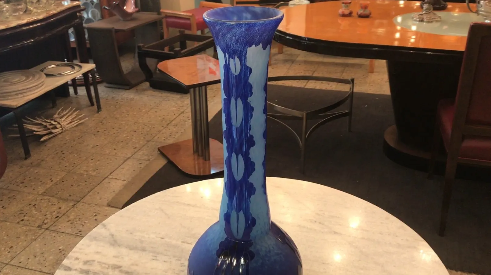 带有蓝色设计的古董签名玻璃查尔德，置于优雅环境中。