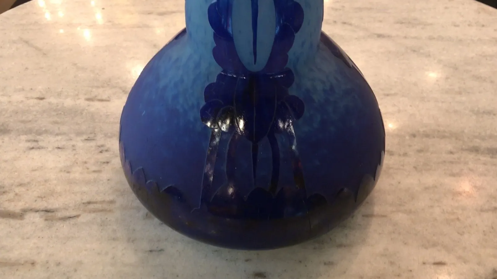 Vidrio antiguo firmado Charder, con diseño azul decorativo, en un fondo neutro.