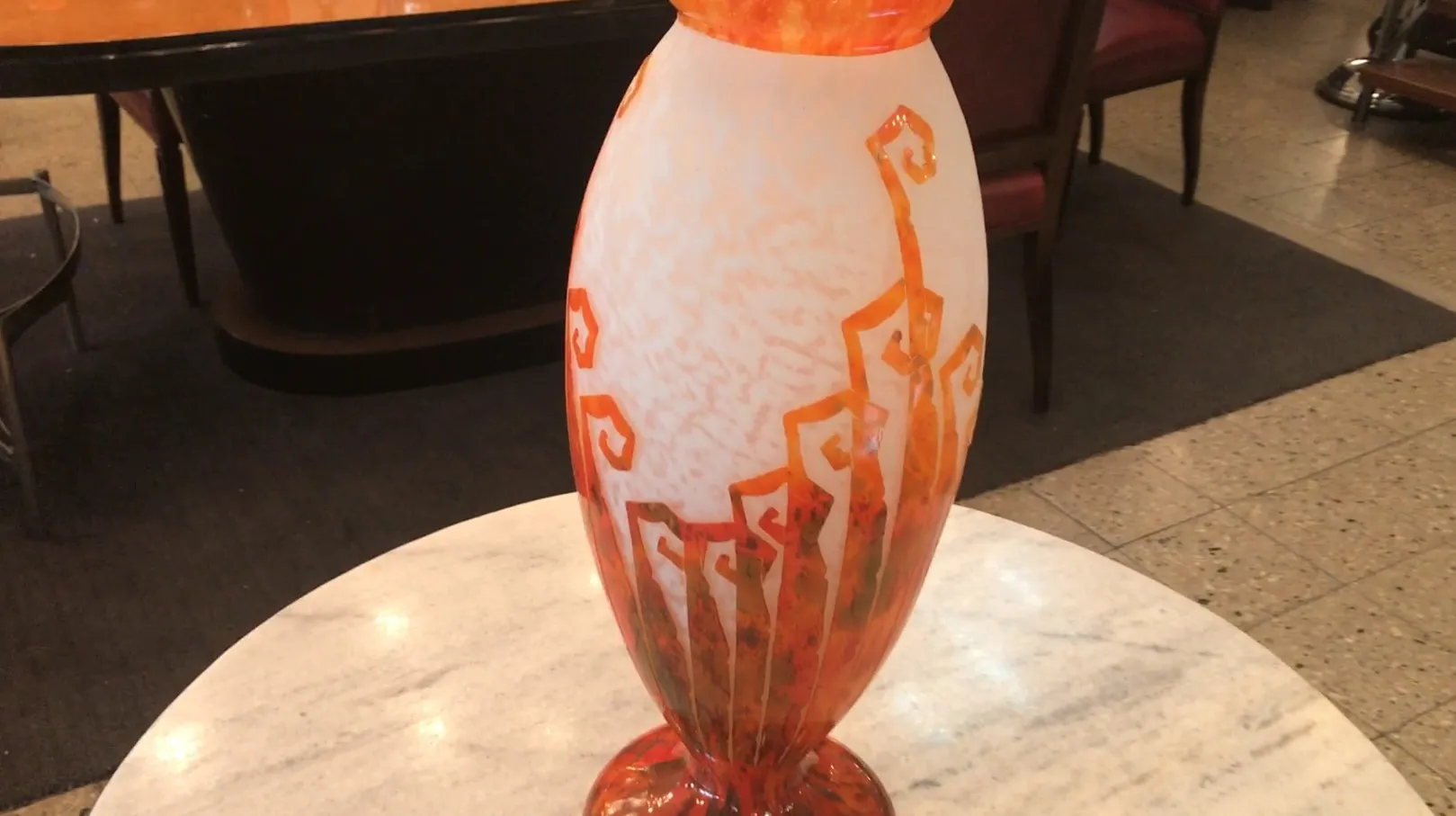 Signiertes Glas Charder mit antikem orange-weißem Design