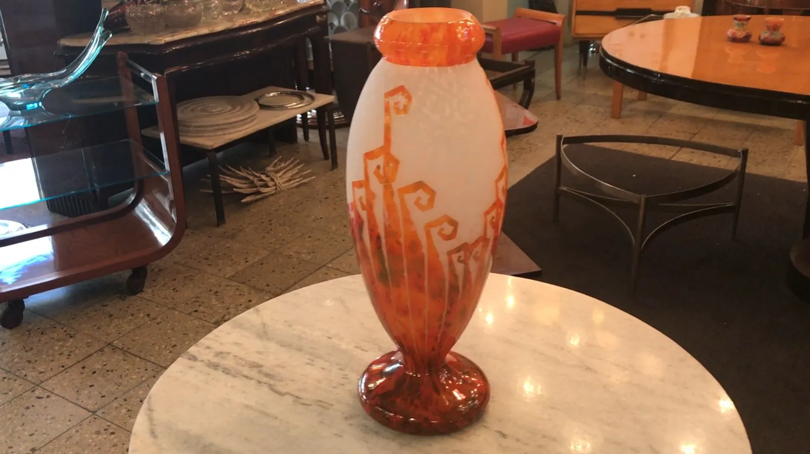 Ancien verre signé avec un motif Charder en orange