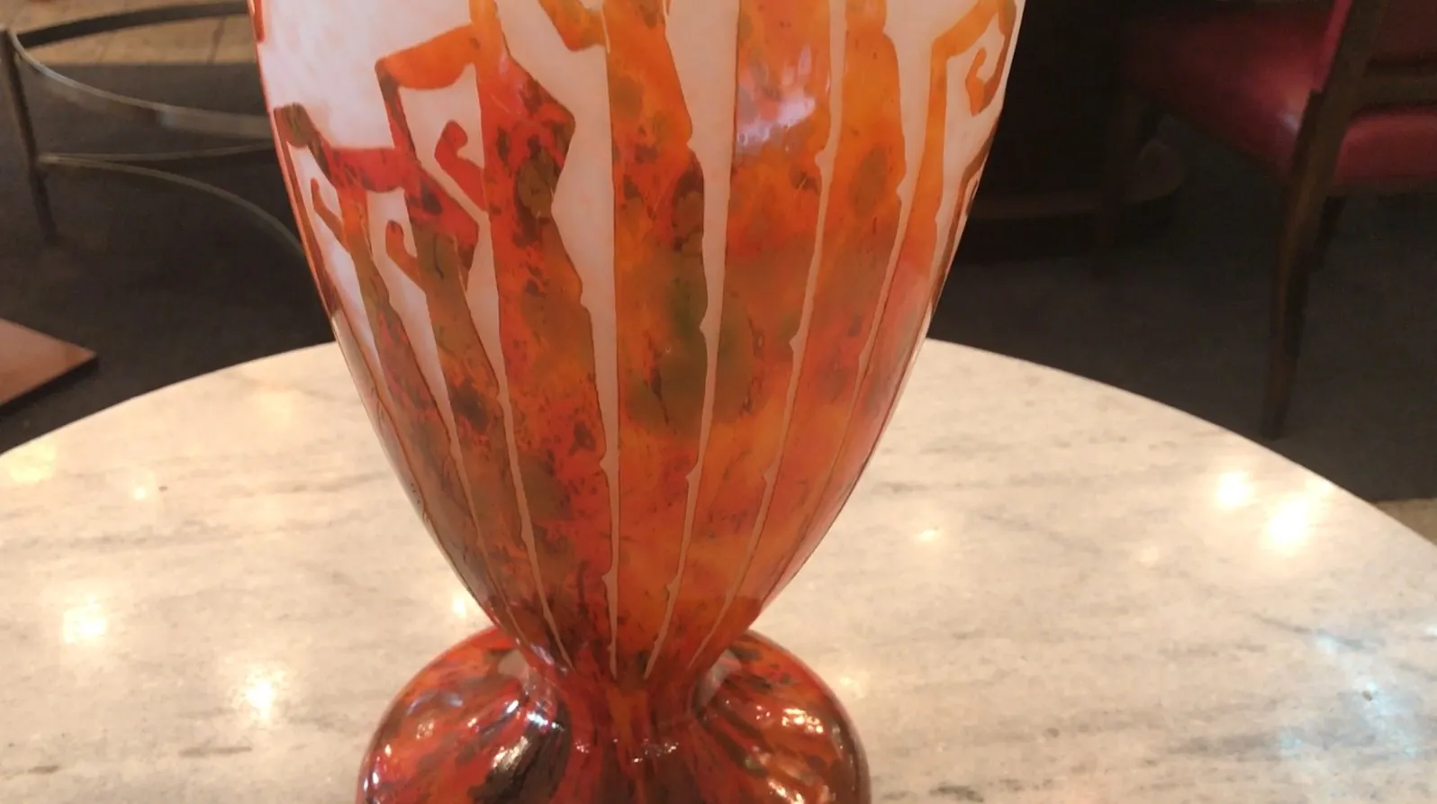 Vaso antiguo con diseño en colores cálidos y firma Charder