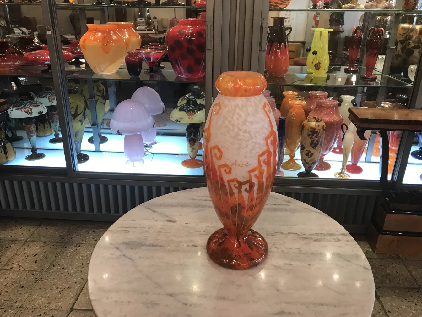 vase ancien signé de Charder avec un design élaboré