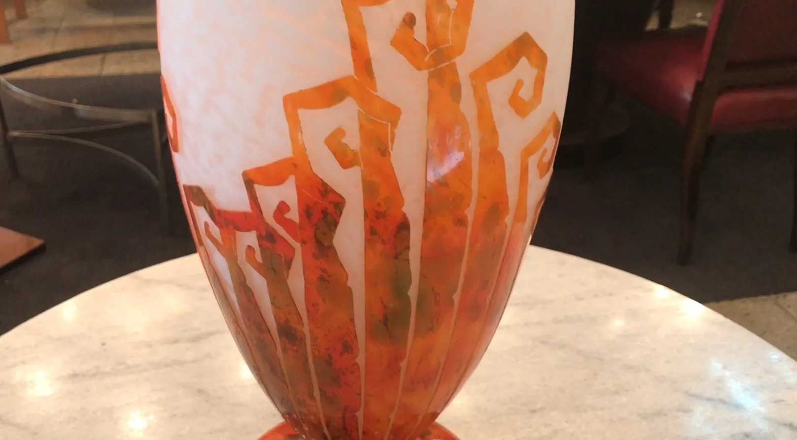 Vidrio firmado Charder con diseño en tonos naranja.