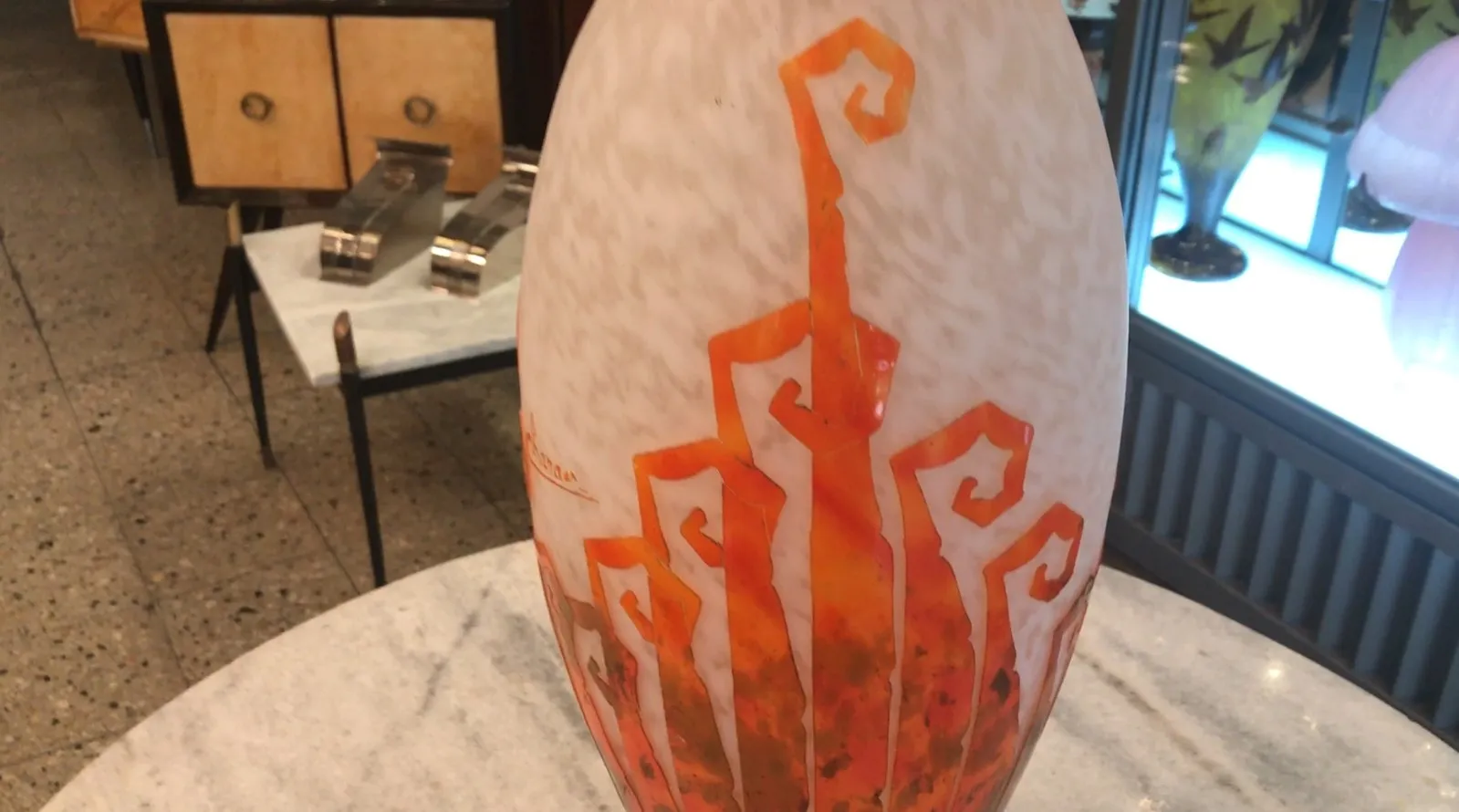 Verre signé Charder antique avec couleur orange et motif artistique