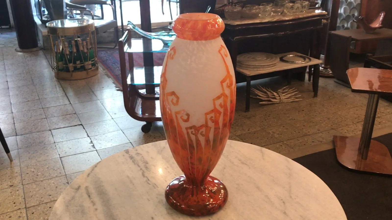 antiguidades, vidro assinado Charder, cor branca e laranja, decorativo