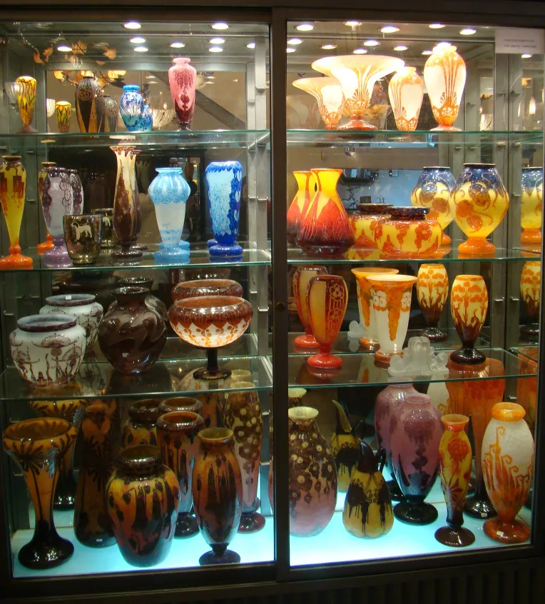 Vetro firmato Charder, antiquario, con colori vivaci e dettagli decorativi.