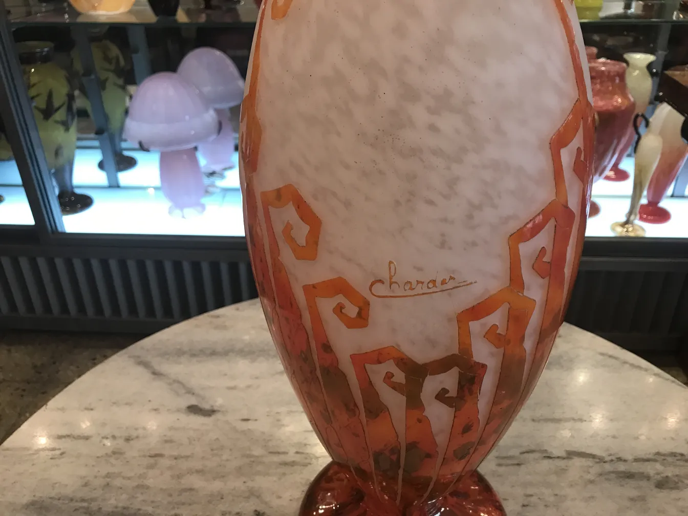 vetro antico con firma di Charder, colore chiaro, design decorativo