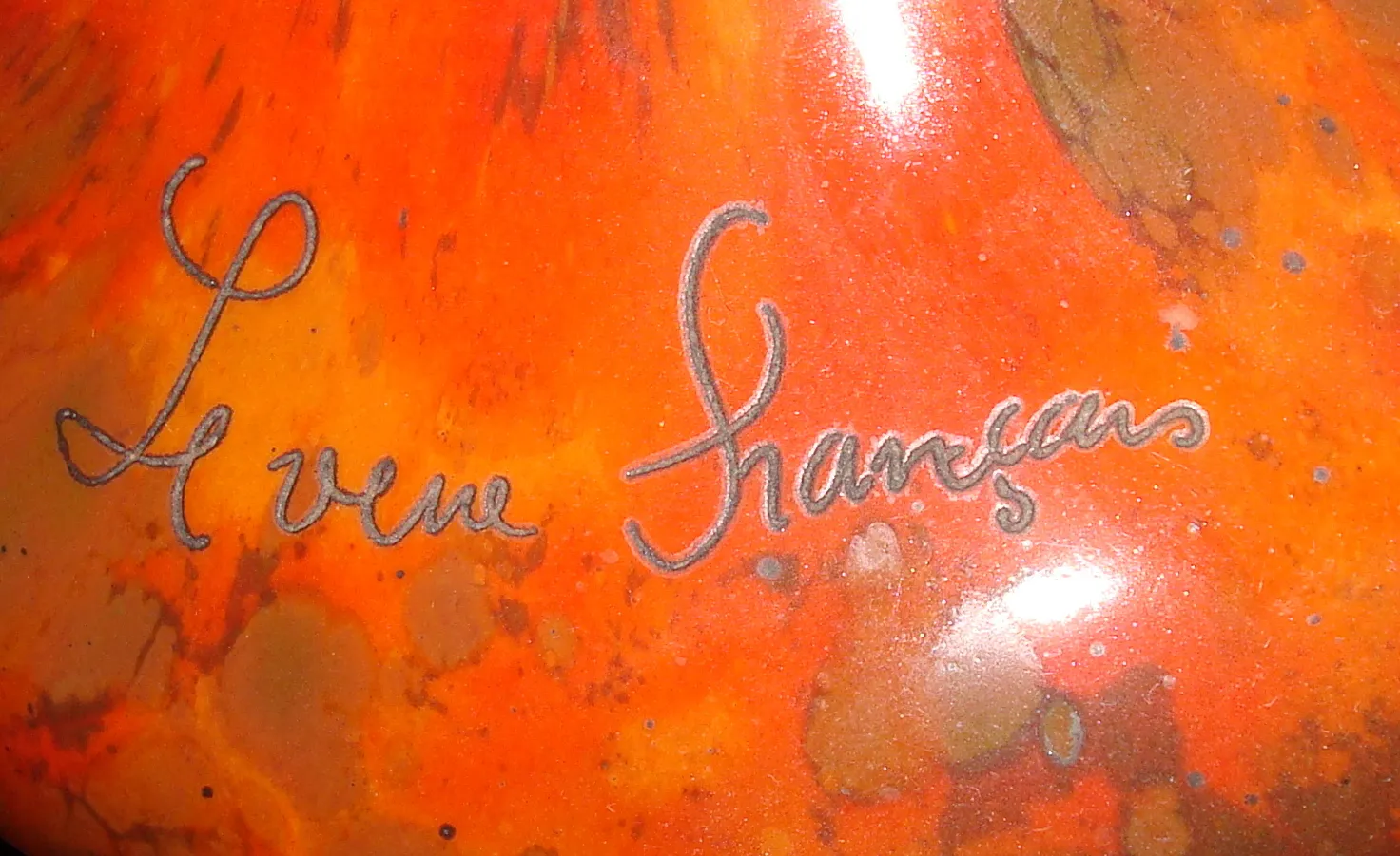 Vidrio antiguo firmado por Charder con diseño vibrante y colorido