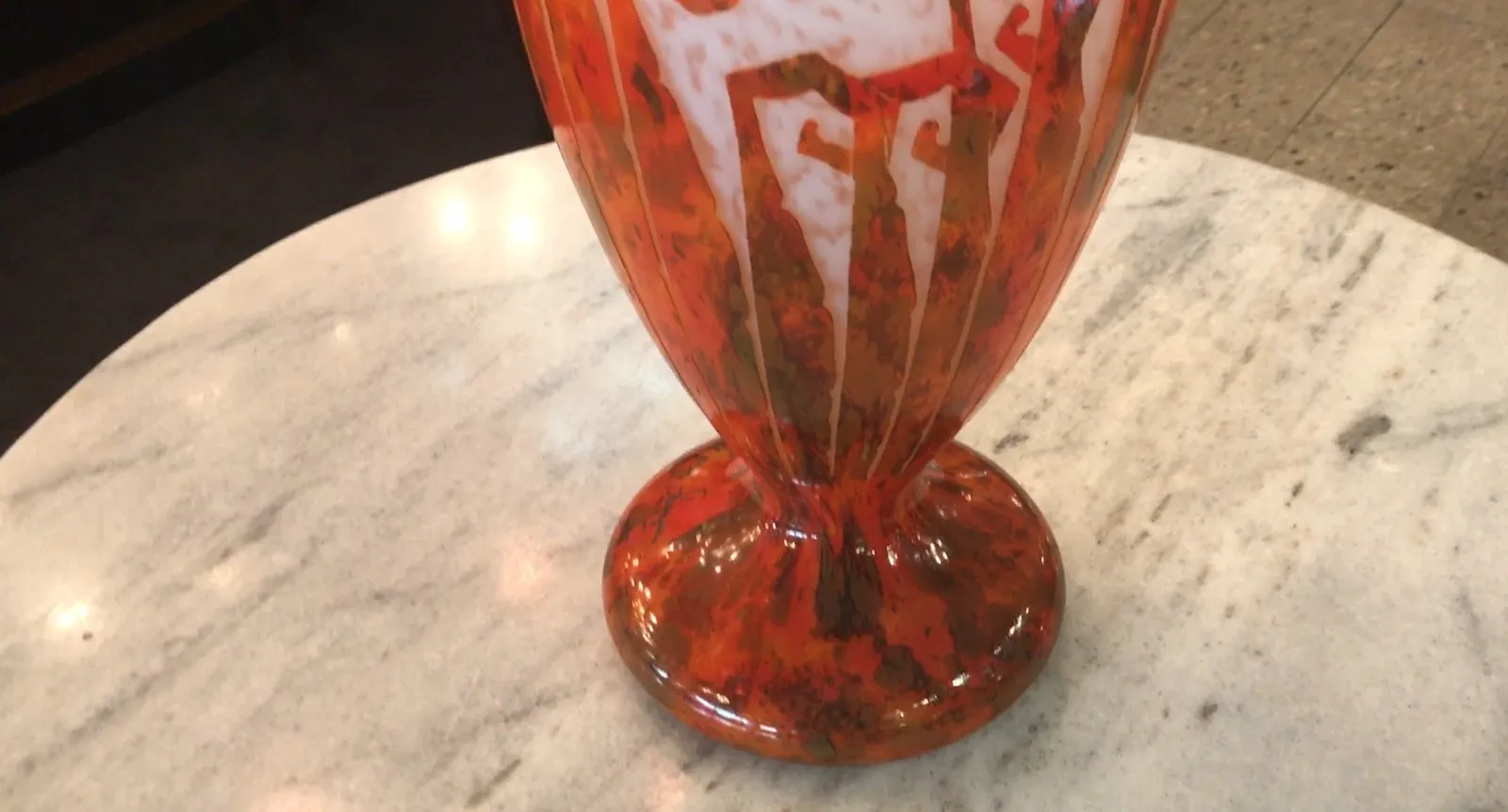 Signiertes Glas Charder in eleganter Umgebung mit dunklem Hintergrund.