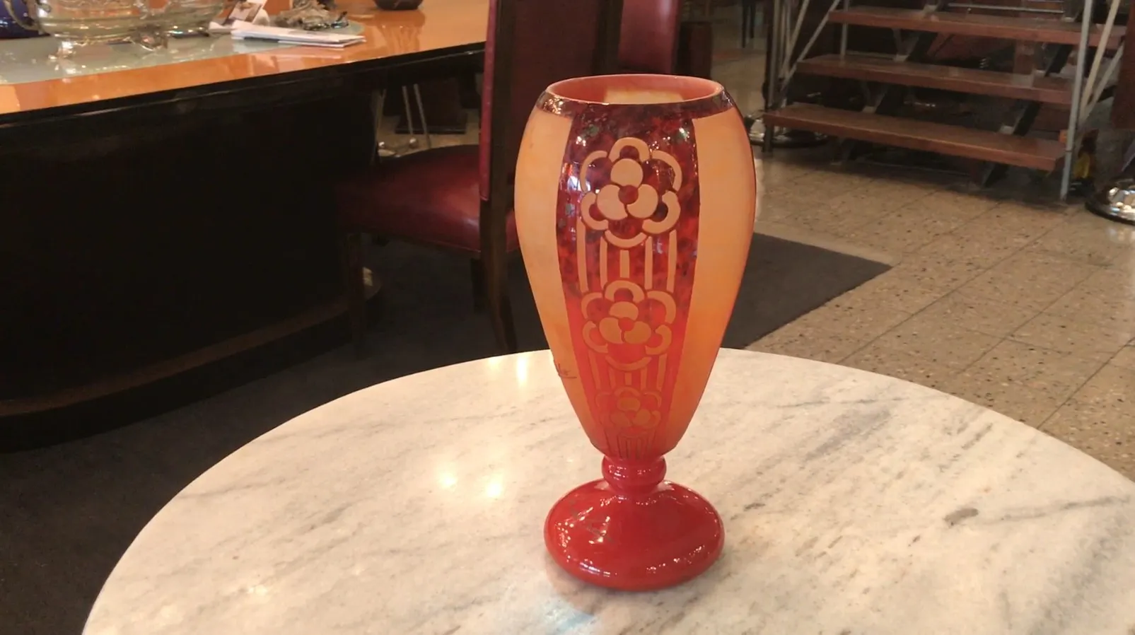 Verre signé Charder avec un design coloré sur un fond élégant