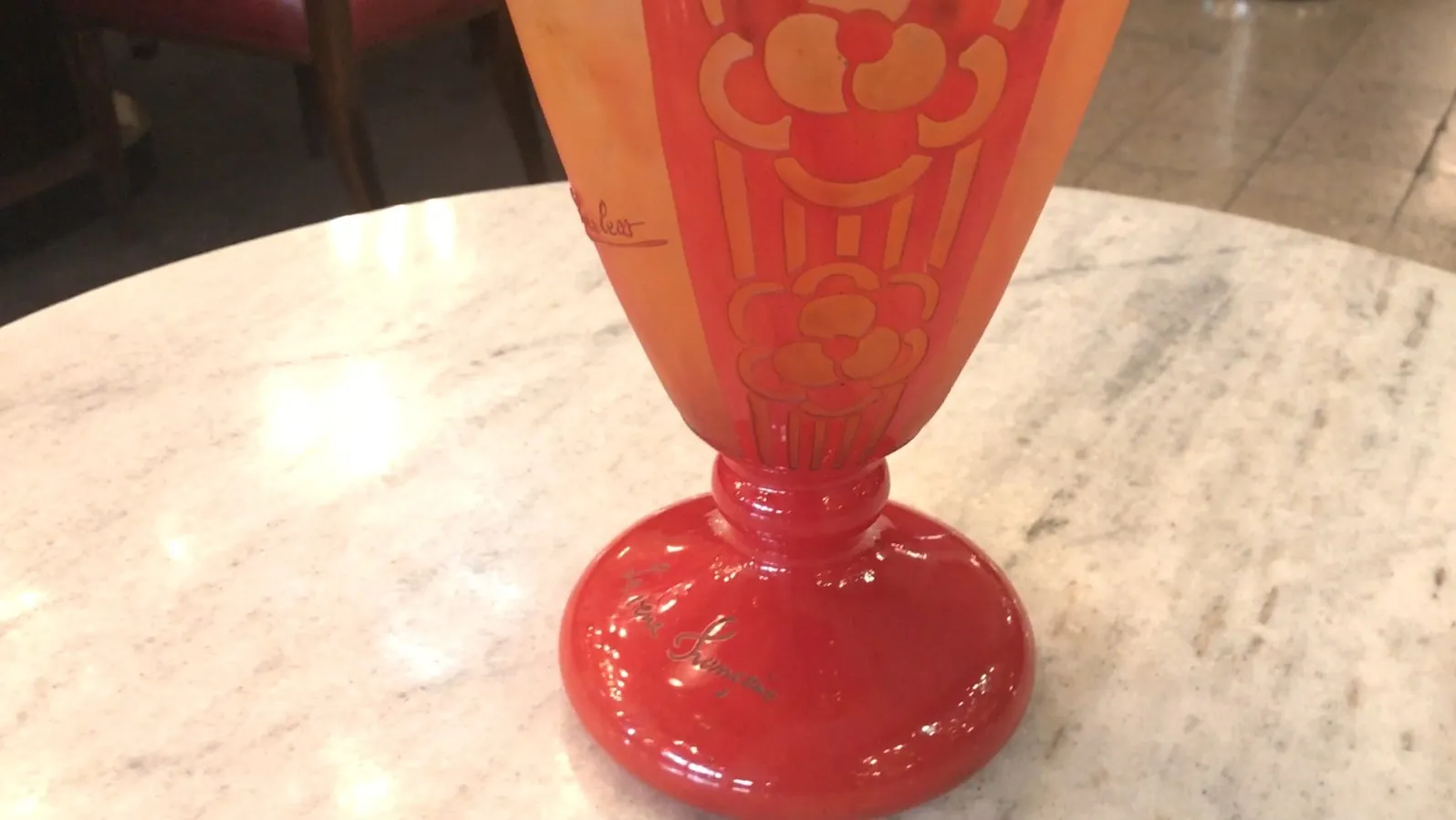 Vetro antico firmato da Charder, con toni caldi e design floreale.