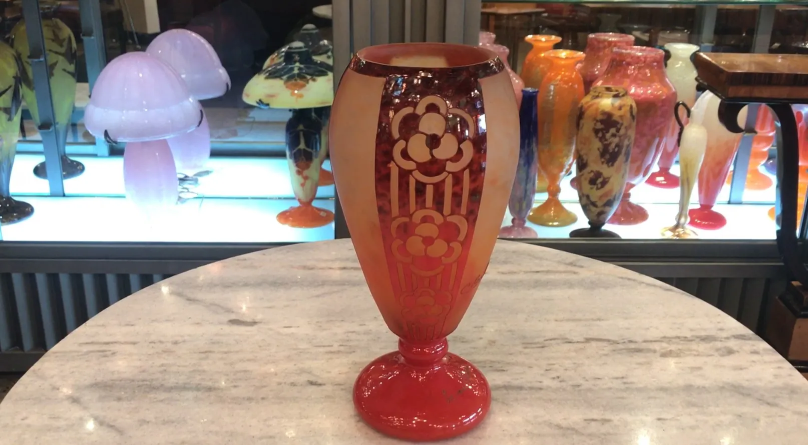 Vaso antigo com design floral, vidro assinado Charder, cores vibrantes, fundo atraente.