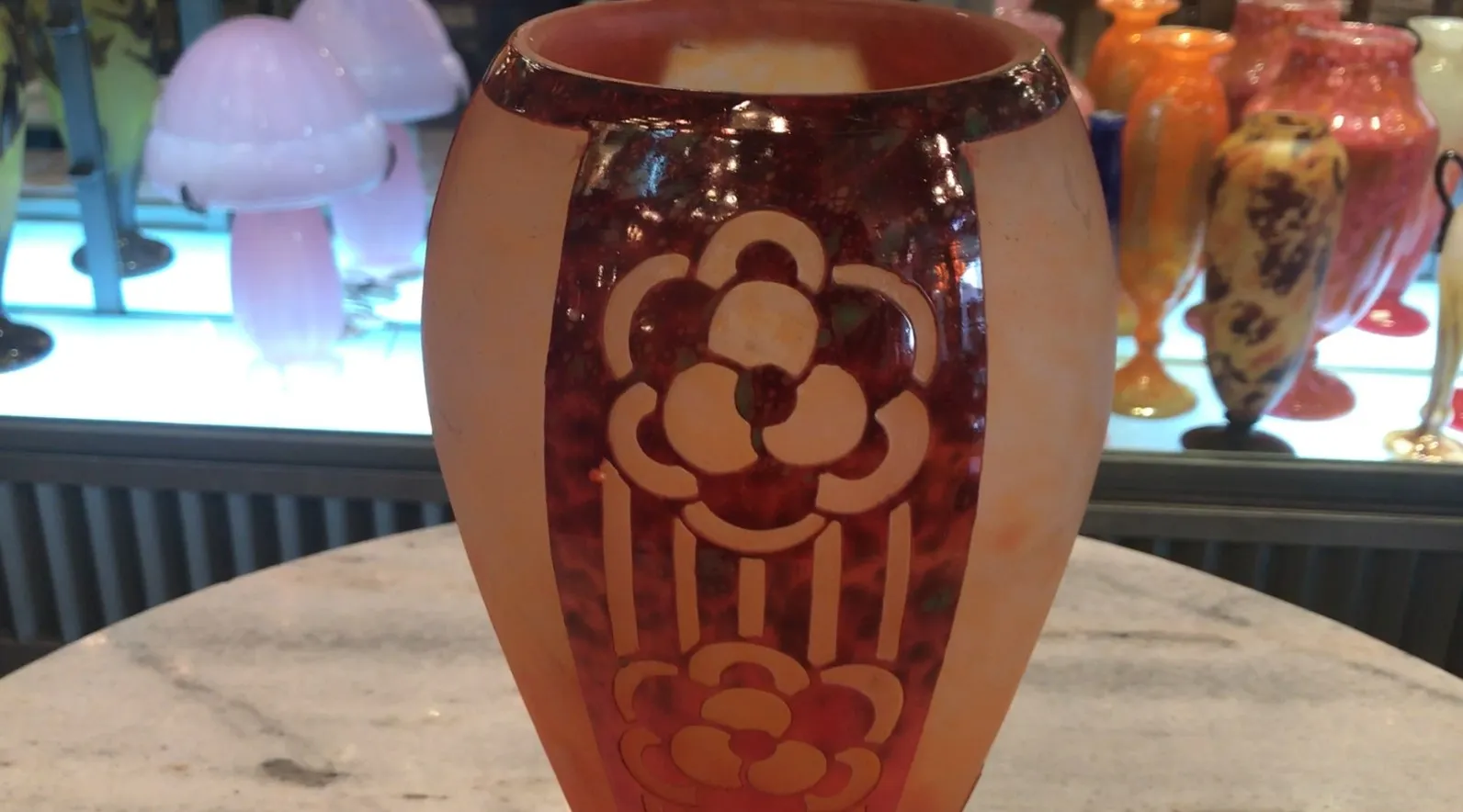 Verre antique avec motif floral signé Charder.