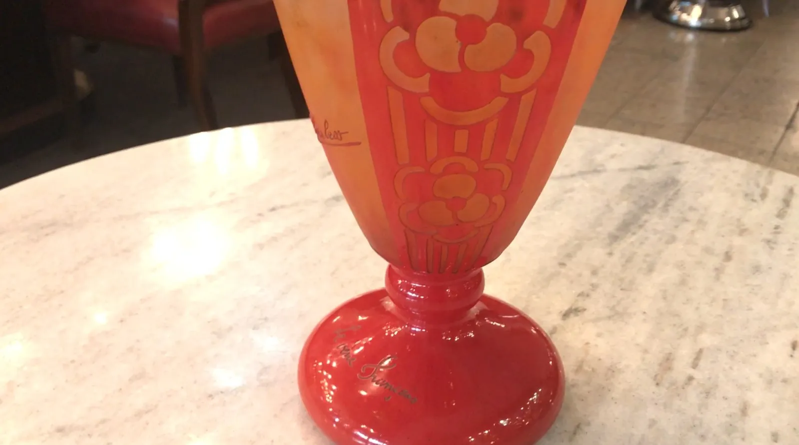 Verre signé Charder avec motif floral rouge et orange, antiquité.