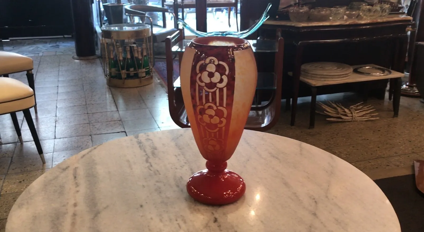 Vaso antico con firma Charder in un ambiente accogliente.