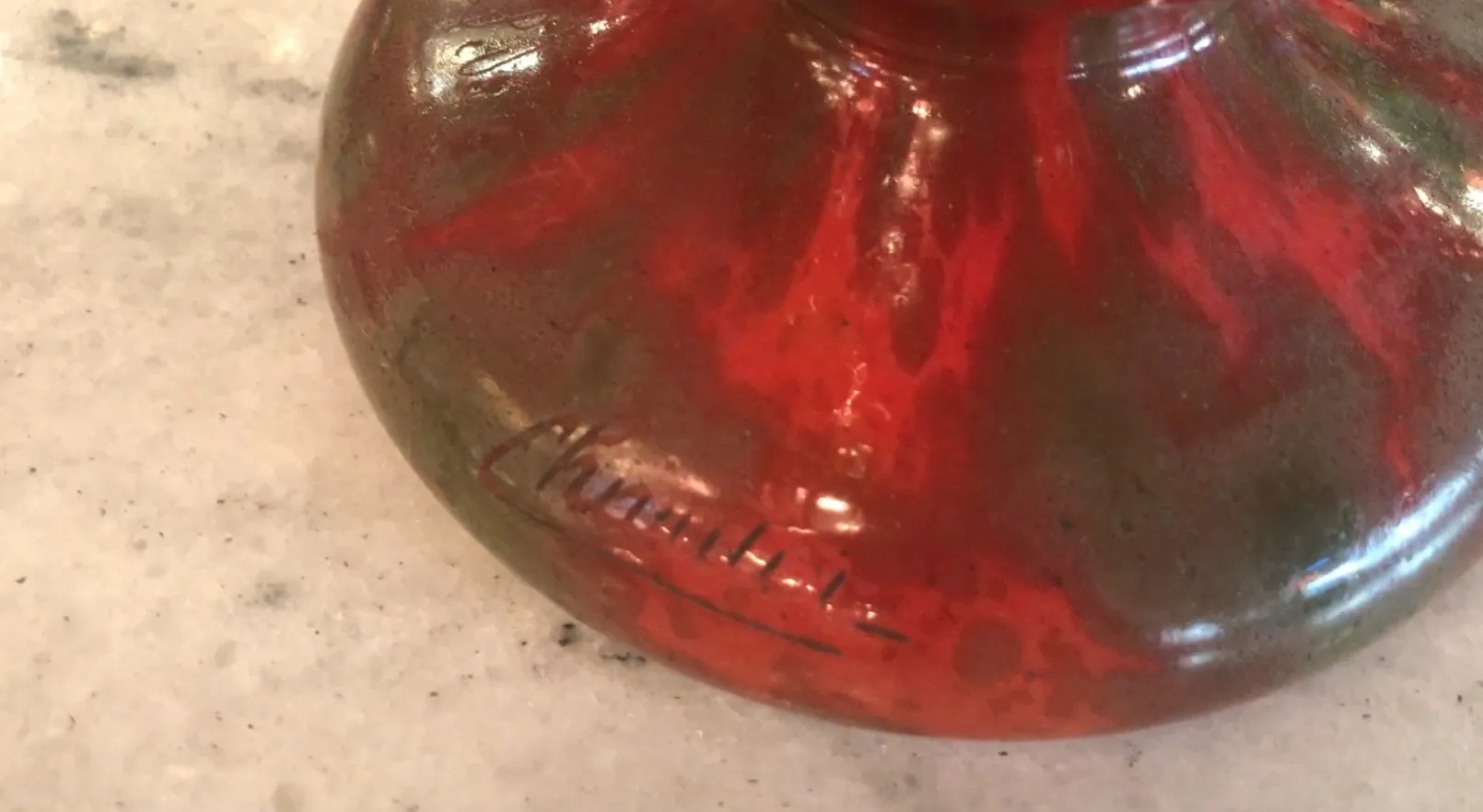 Verre ancien signé Charder avec des détails rouges