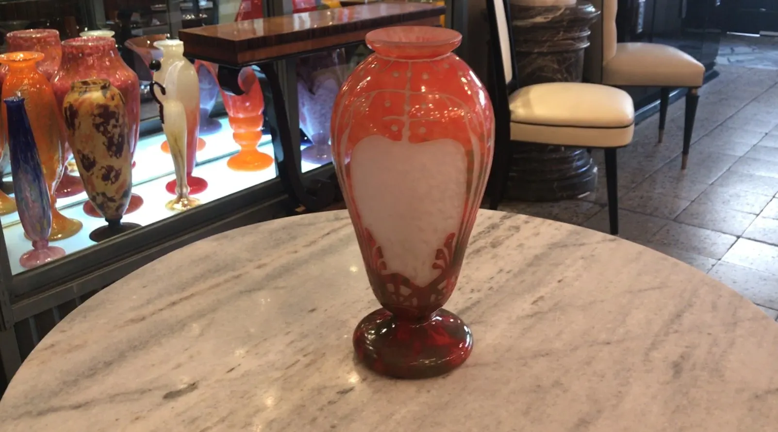 Jarrón antiguo con firma, diseño colorido y decorativo.