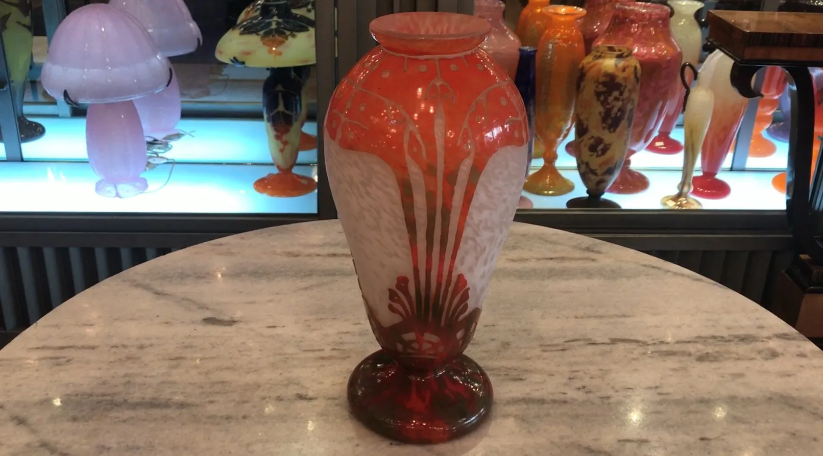 farbiges antikes signiertes Glas Charder mit dekorativem Hintergrund