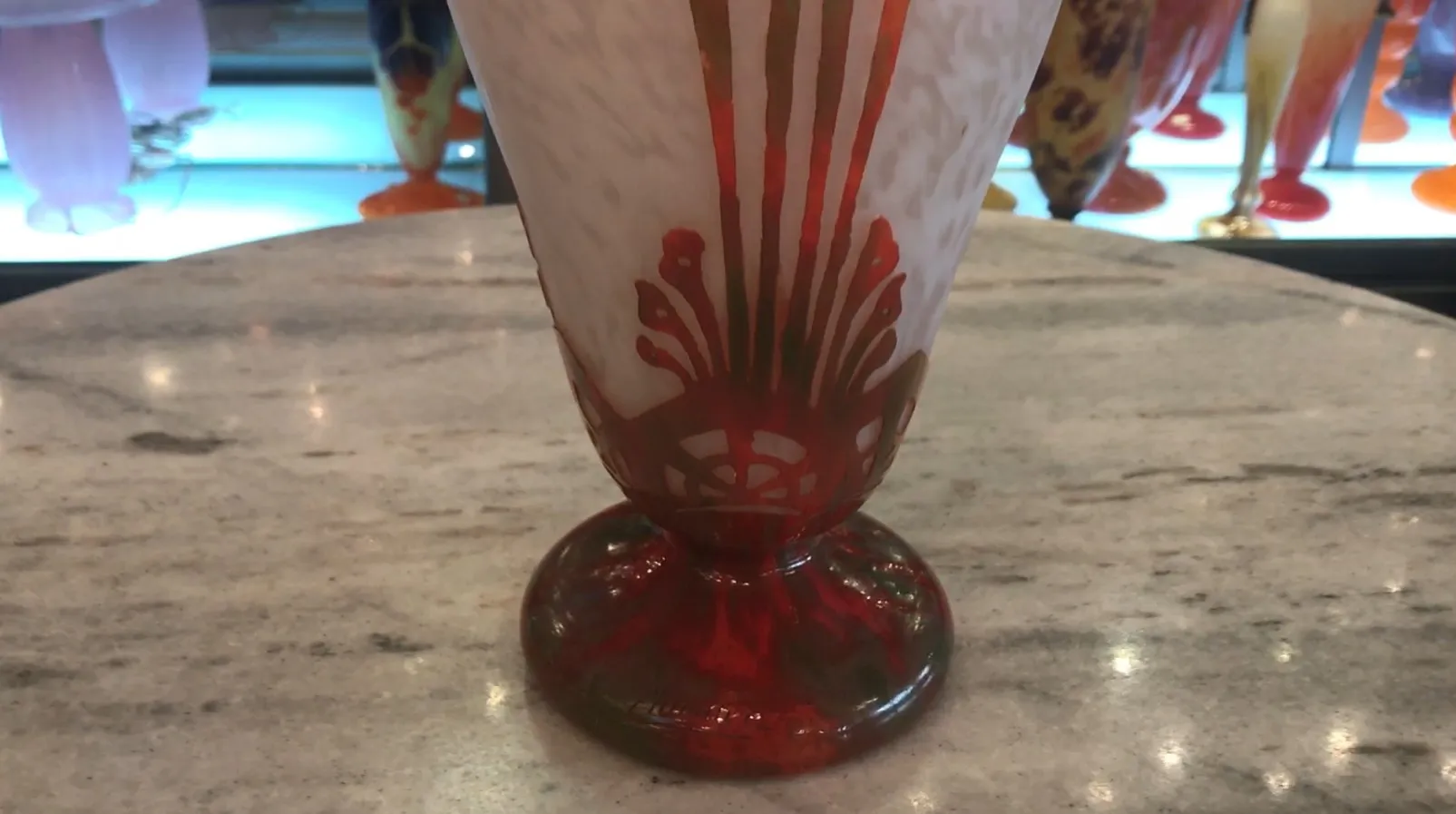 Verre signé Charder présenté élégamment avec une base rouge