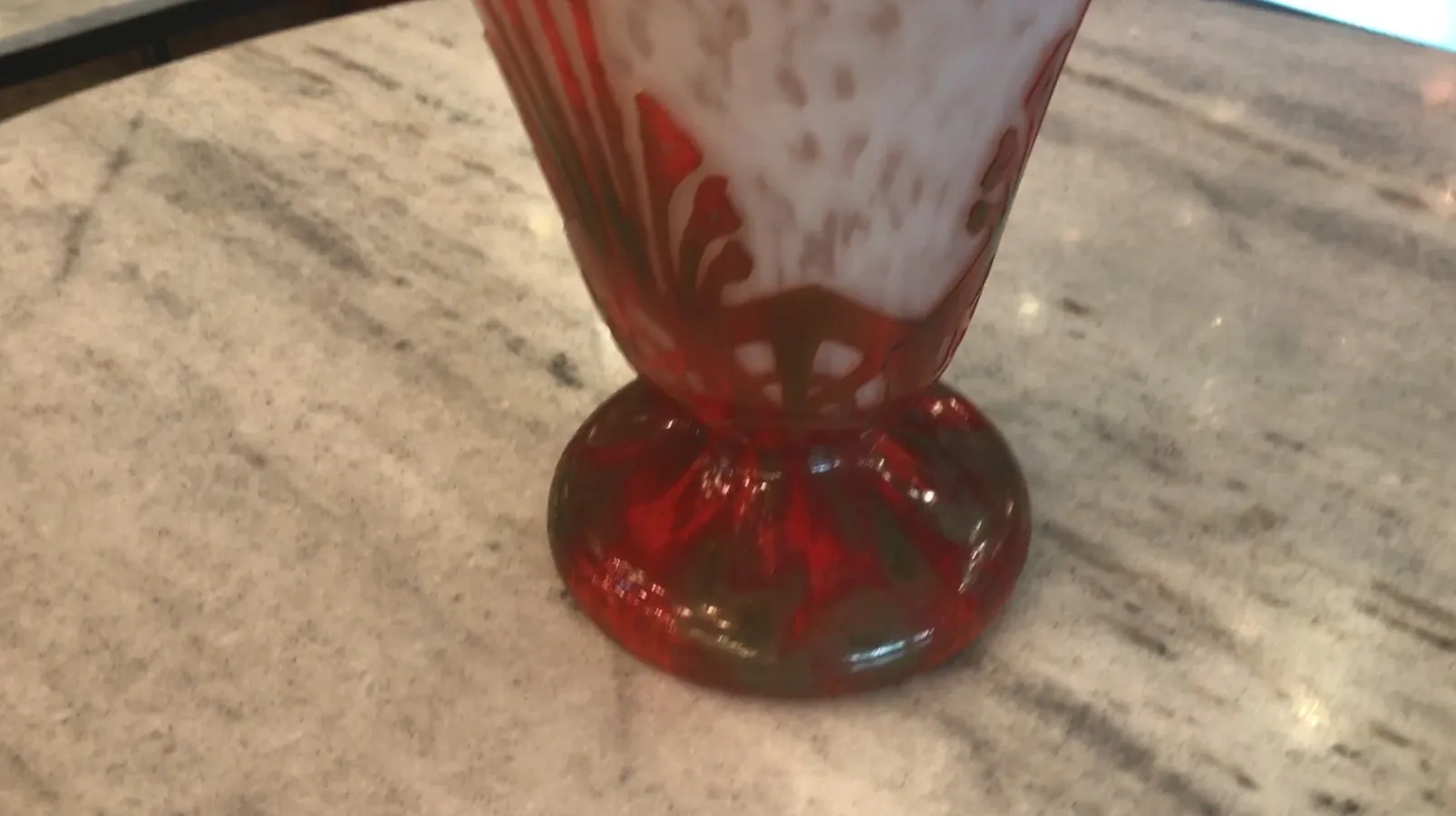 Verre ancien signé par Charder, avec un design distinctif et élégant.