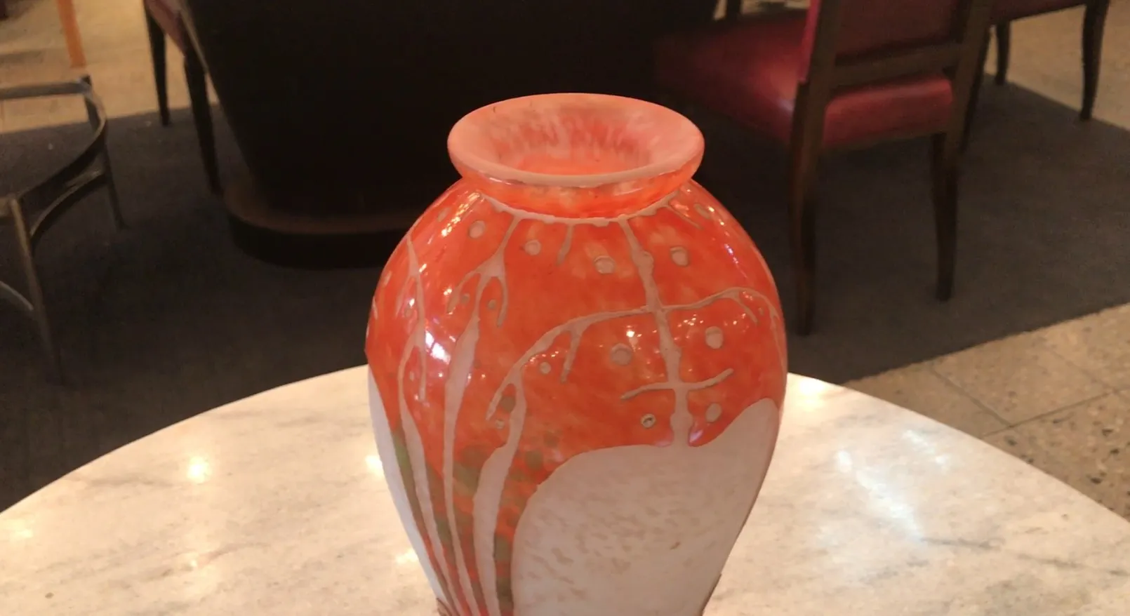 Verre ancien signé par Charder avec un motif orange et blanc, décoré de motifs ronds.