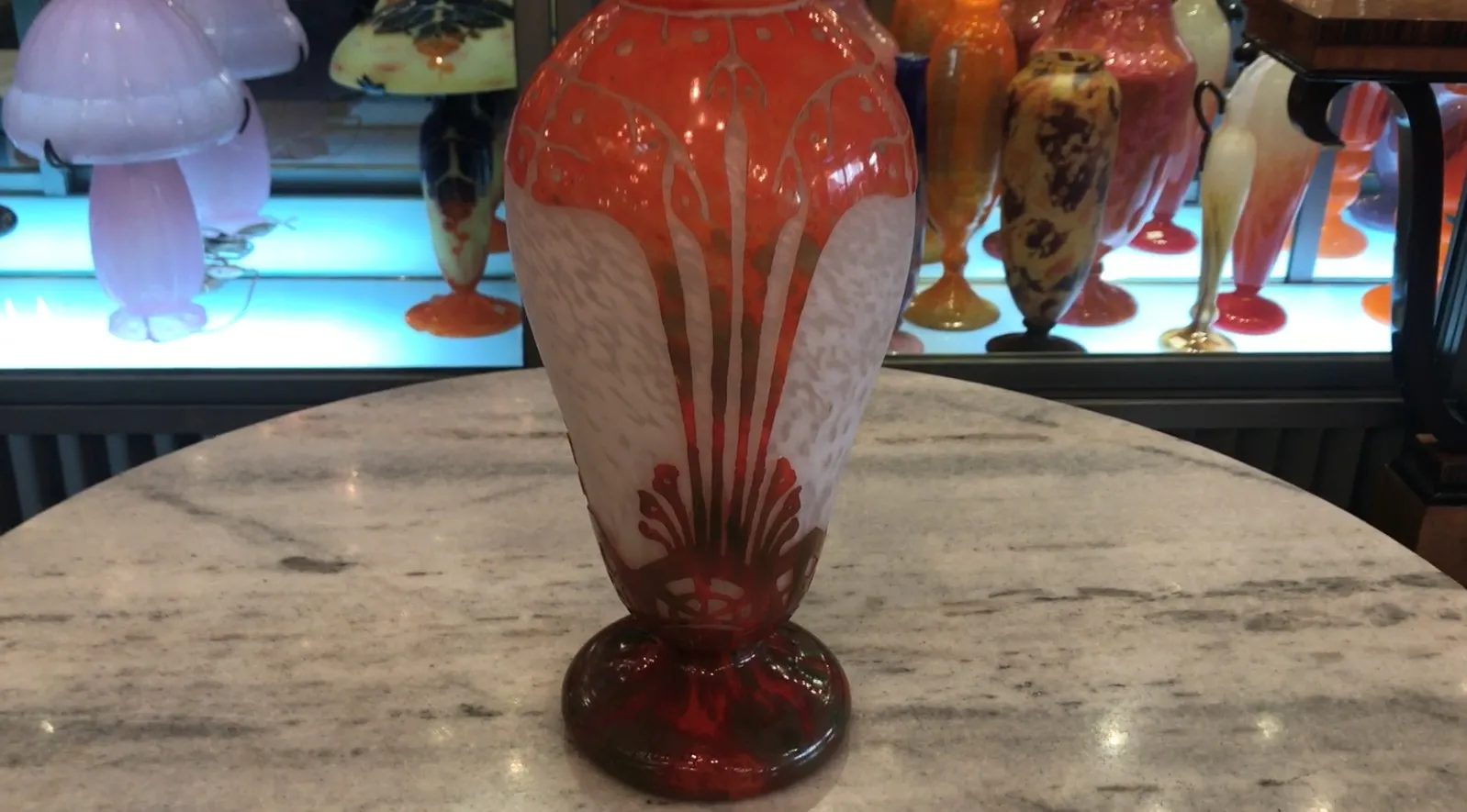 Verre signé Charder ancien avec design élégant sur base rouge