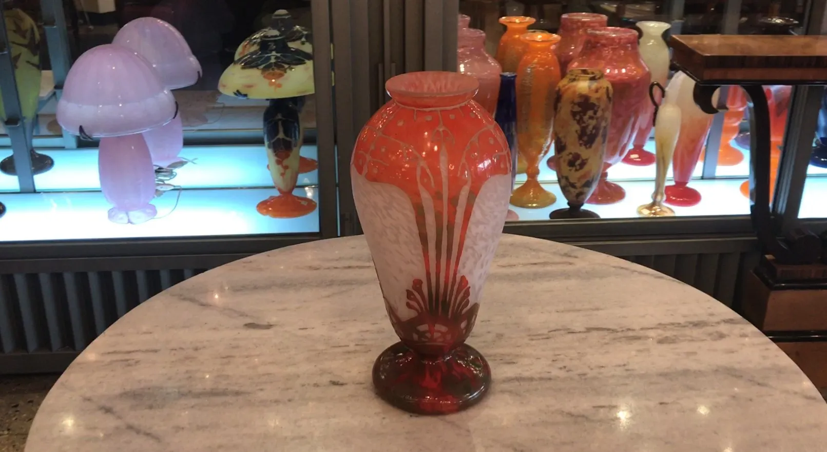 Vaso de vidro assinado Charder, fundo colorido