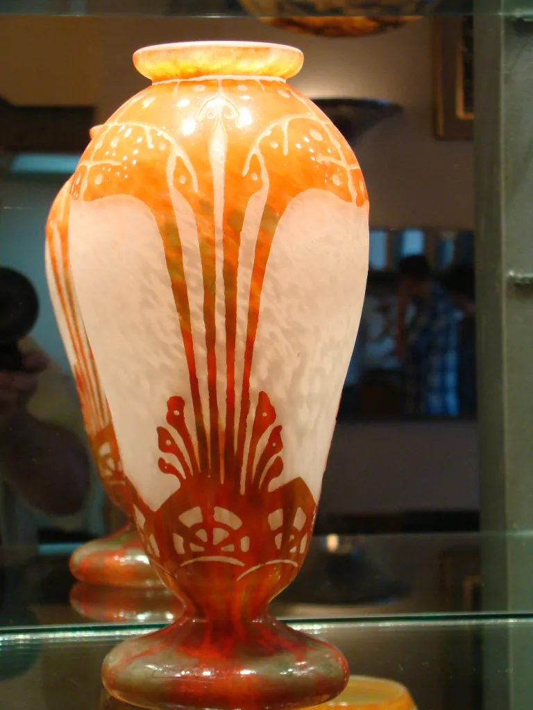 Antik elegant gestaltet in zwei Tönen signiertes Glas Charder Französisch auf einem Regal ausgestellt.