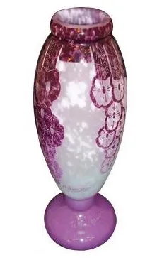 Dekorative Vase aus signiertem Glas von Charder mit lila Farbnuancen und Blumenmotiven