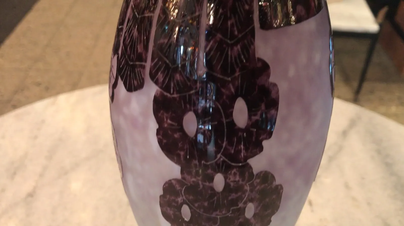 Verre signé Charder avec motif floral aux tons violets.