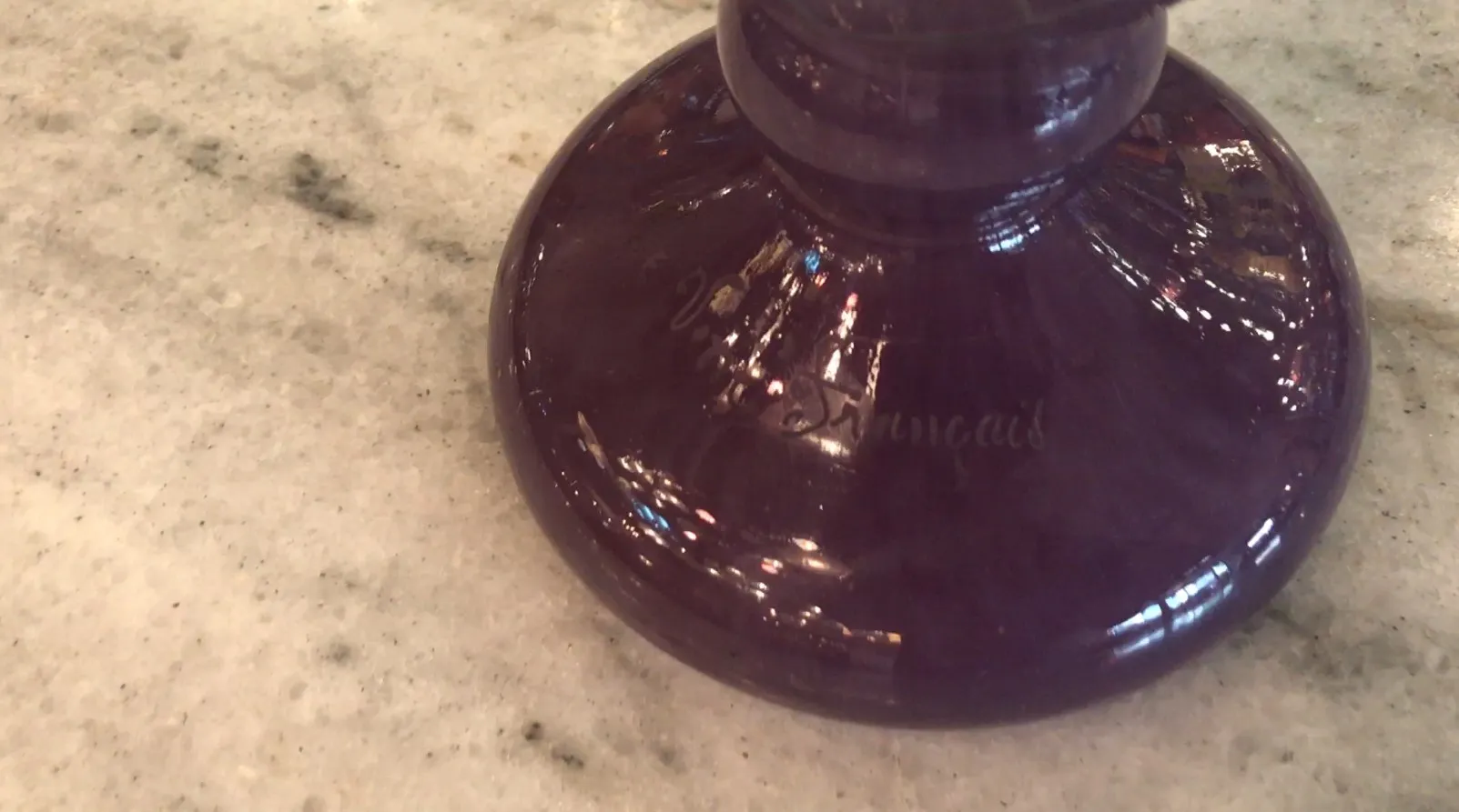 Lila signiertes Glas von Charder auf einer weißen Oberfläche