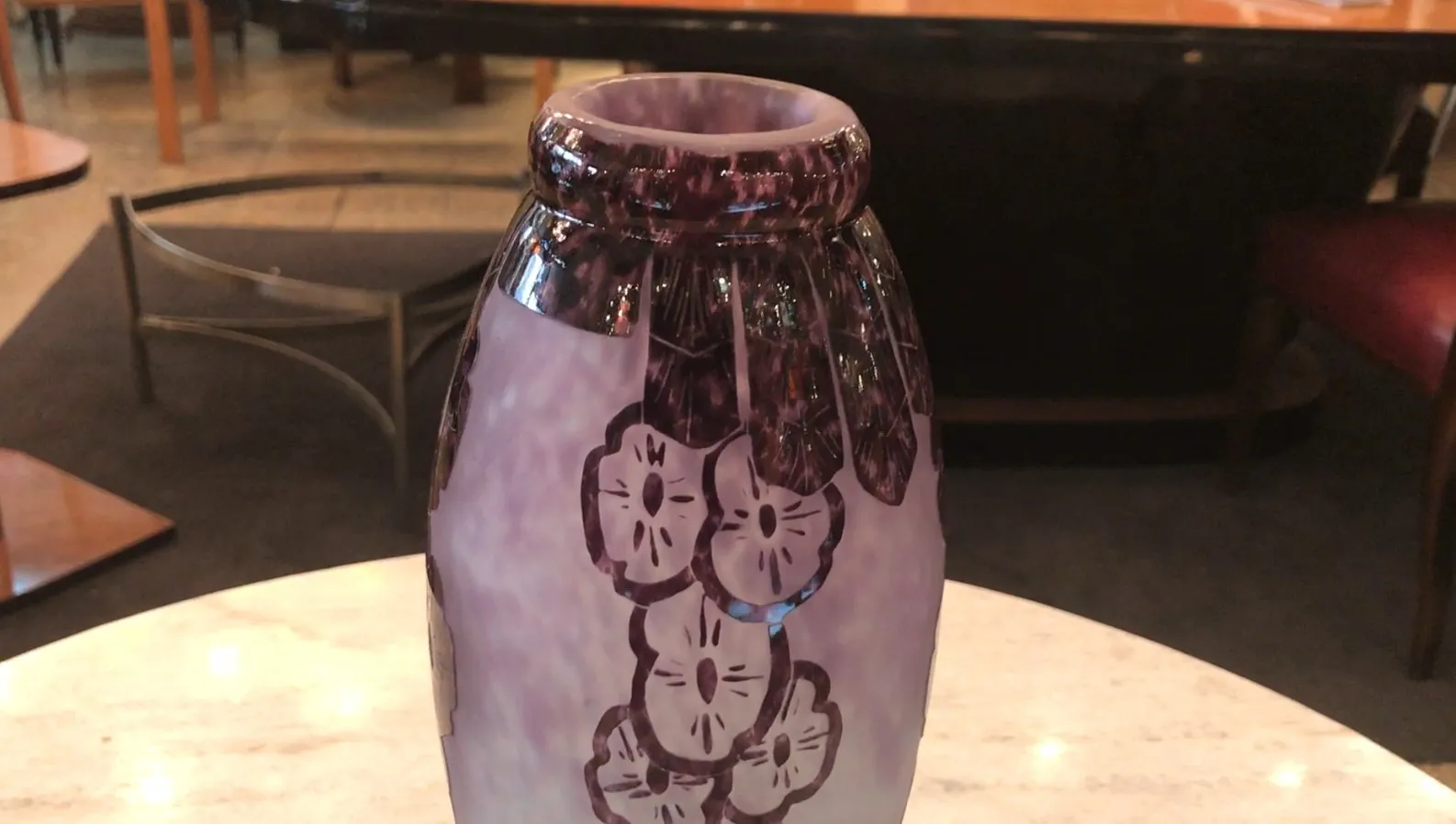 signiertes glas von charder in lila mit blumen