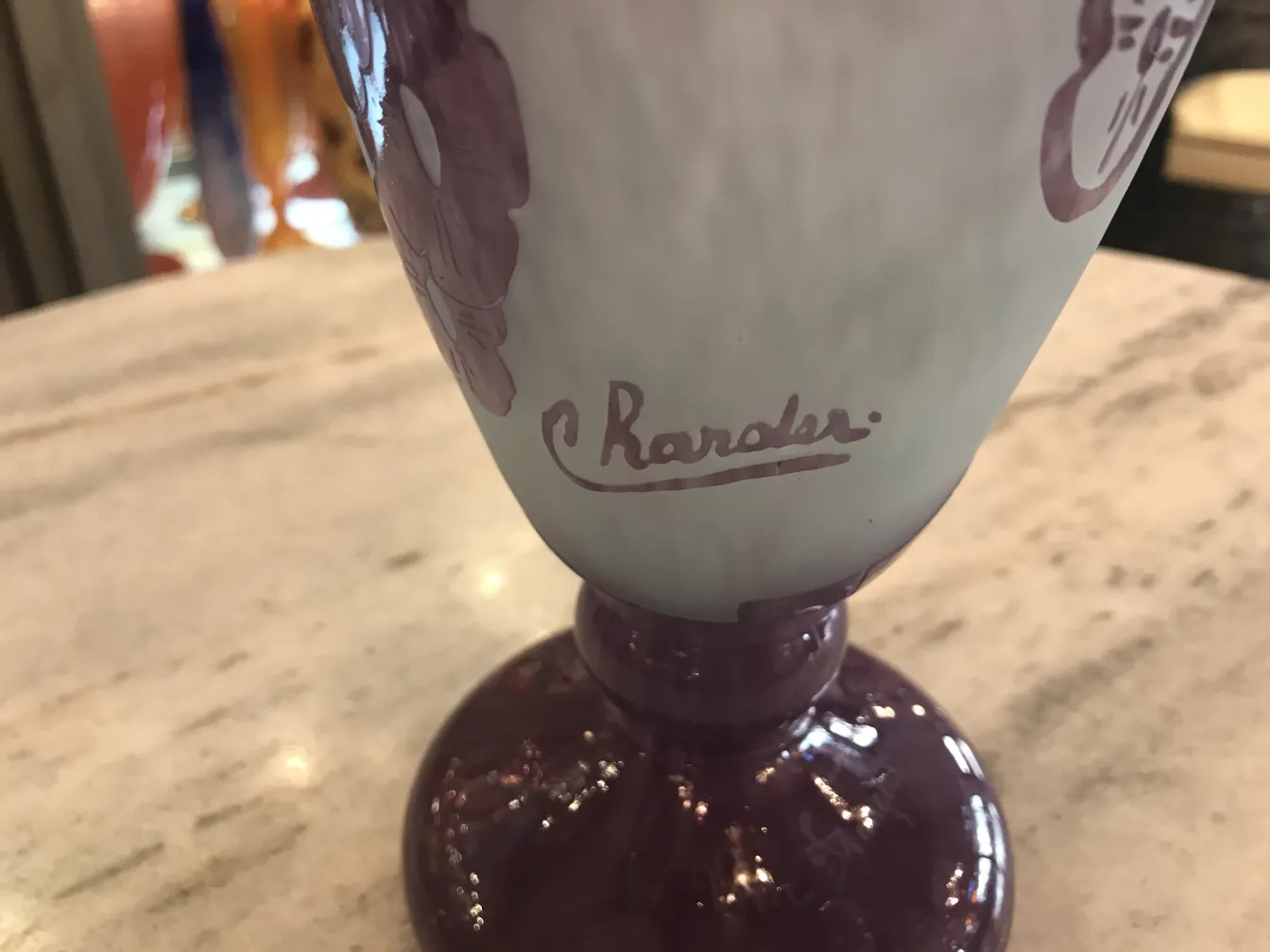 Verre avec signature de Charder sur un fond décoratif