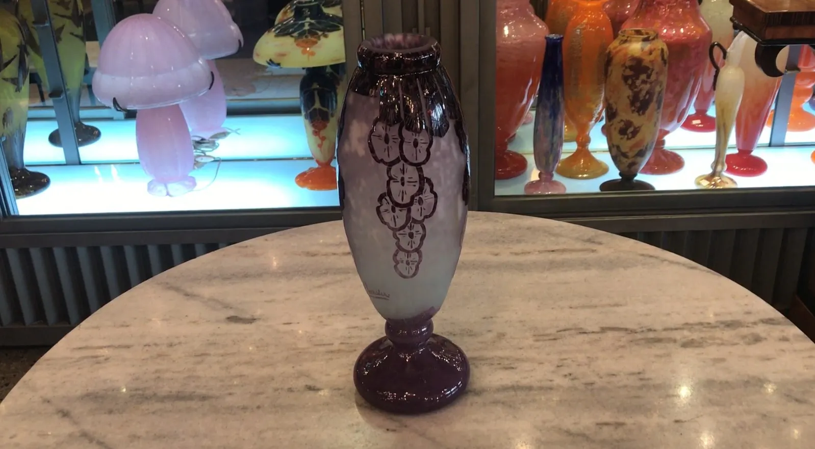 Vase ancien avec motif floral en verre signé Charder