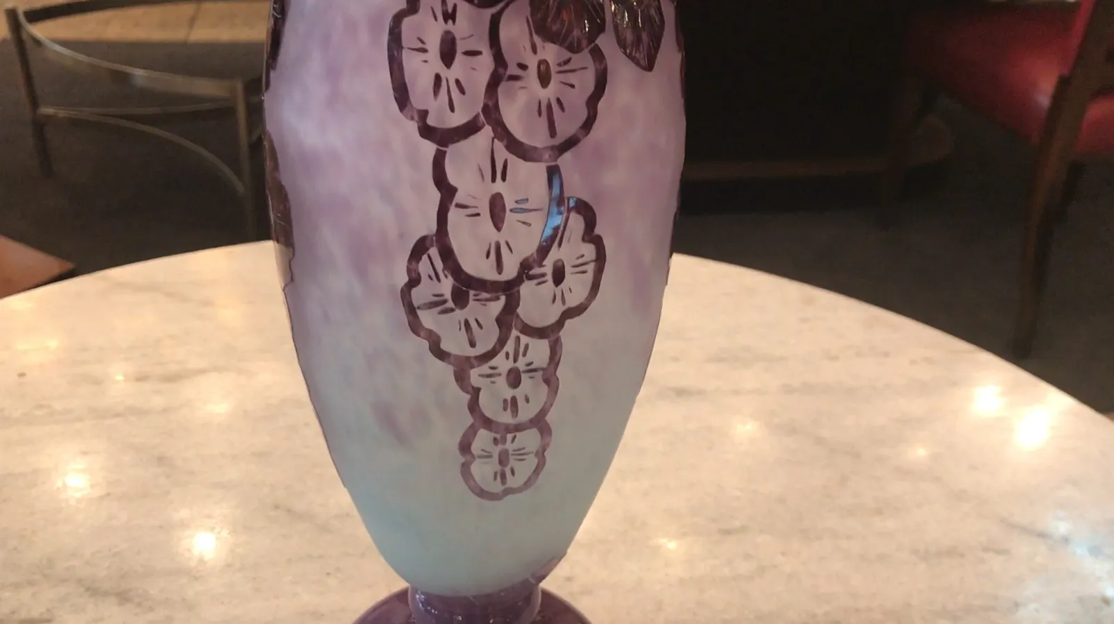 Verre antique signé Charder avec design floral et base violette, exposition élégante