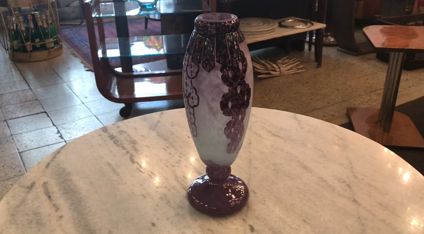 古董签名玻璃查尔德，搭配优雅装饰