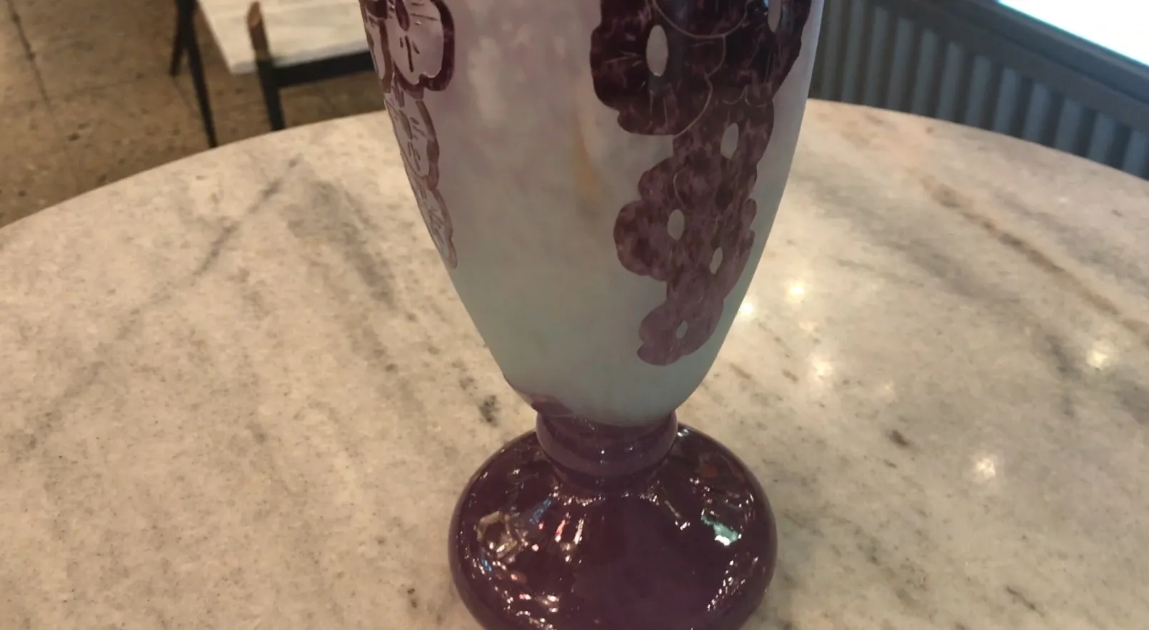 Signiertes Glas Charder in einer antiken Umgebung mit floralen Details