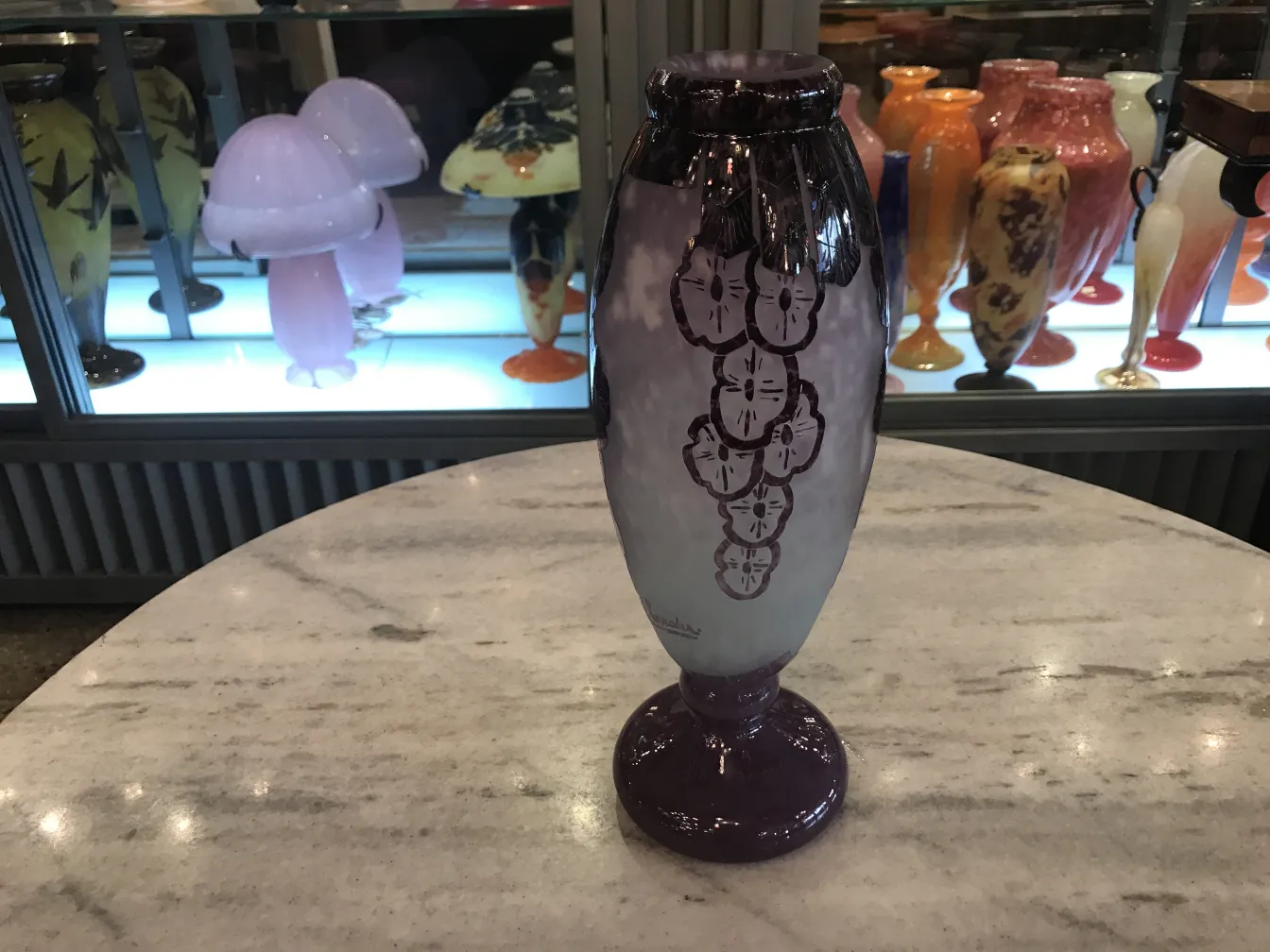 Verre ancien signé avec motif de fleurs violettes par Charder