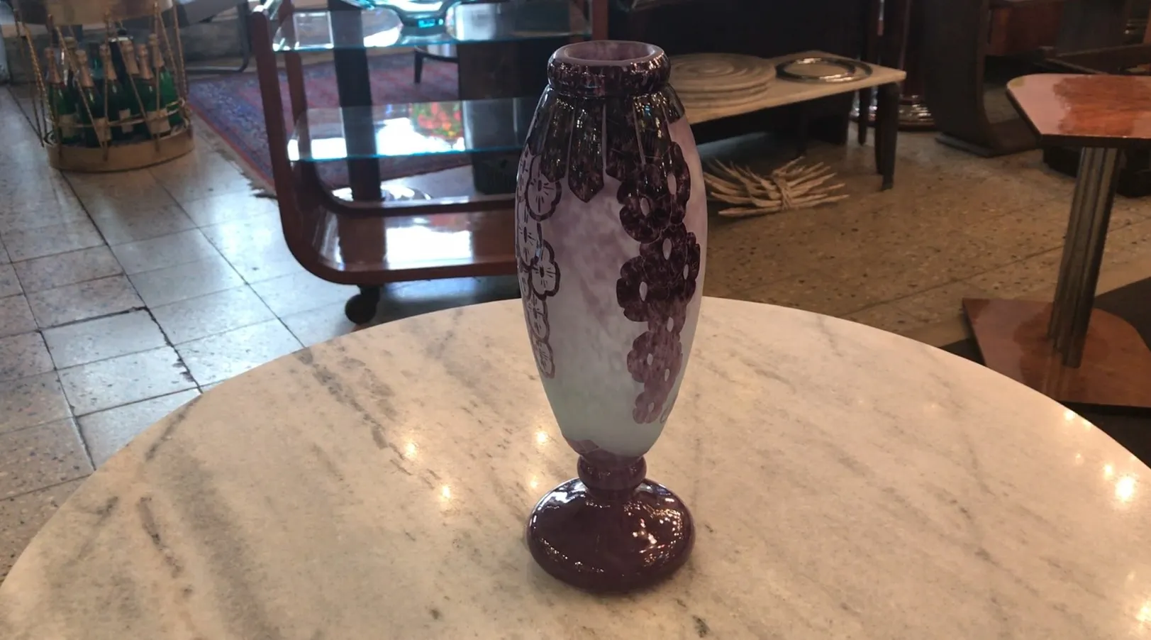Un élégant vase en verre ancien, dégradé violet avec des détails décoratifs.