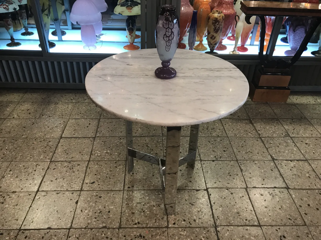 Vidro assinado Charder em um ambiente antigo com outros itens decorativos.